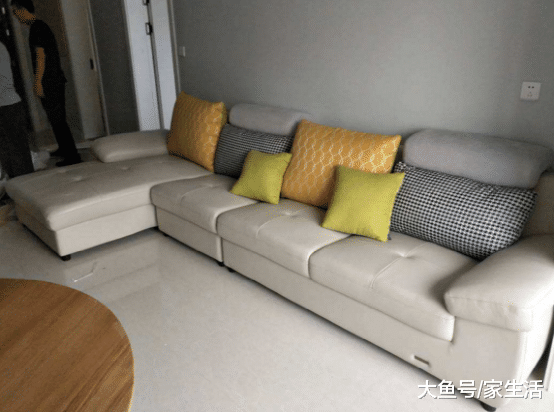 客厅布面和皮面沙发买哪种好？师傅告诉你这样选，入住用着很舒心