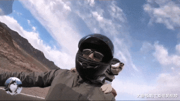 二哈穿披风坐机车，跟主人环游世界，真的是“狗生赢家”