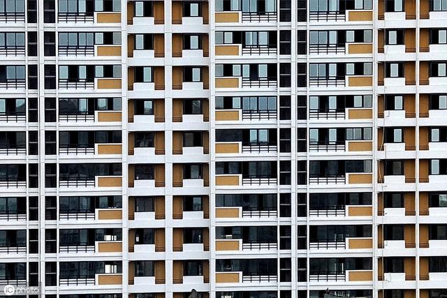 楼市大降温，房价“拦腰斩”，专家：如果钱是风刮的，那就去买房吧