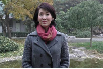 央视为她三顾茅庐, 曾有两段婚姻都没孩子, 今55岁气质端庄出众