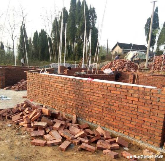 迫于城里買房貴轉而回農村建房，29萬建兩層小別墅卻美翻了一批人
