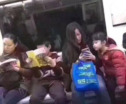 姑娘以后公车上睡觉还是坐在靠窗位置吧, 不然一刹车多尴尬