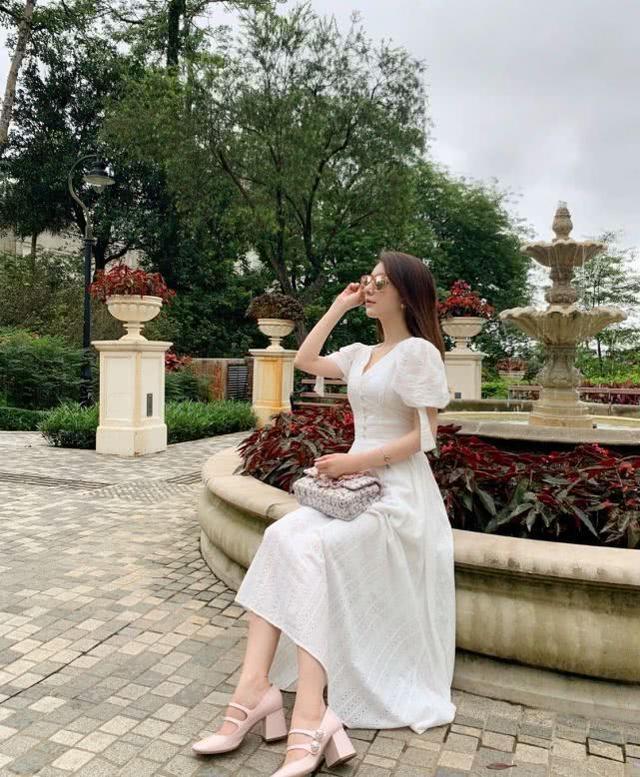 还是郭天王眼力好啊！方媛产后迅速瘦身，一件白裙美如仙