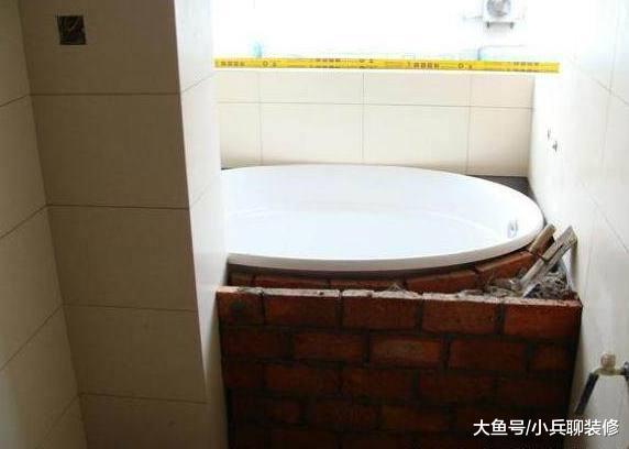 突发奇想在卫生间砖砌了个浴缸，贴好砖发到业主群大家都炸了！