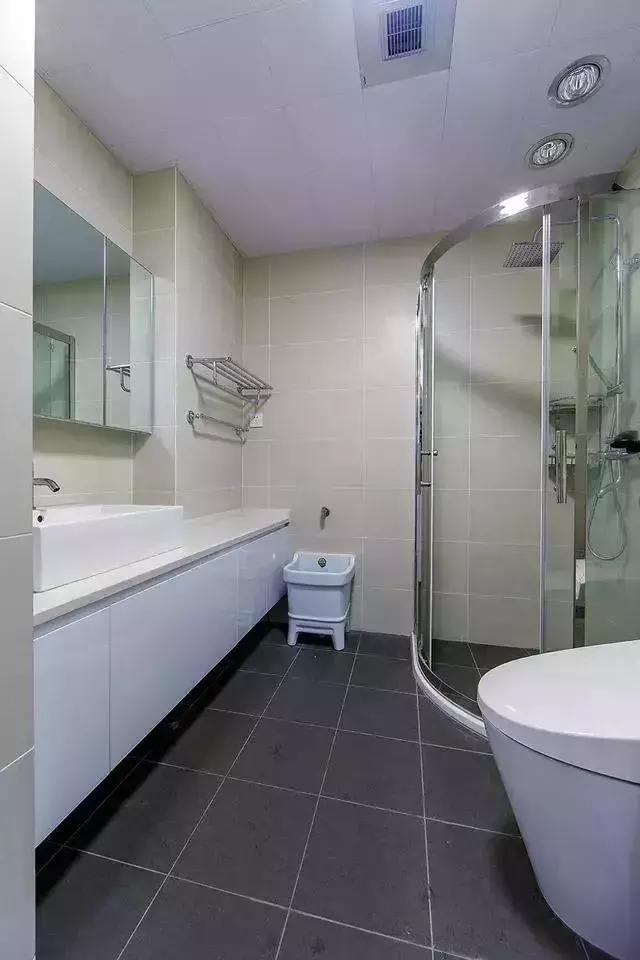 简洁时尚的72平两居室，餐厅空间那么小，还挤出了一个书房！