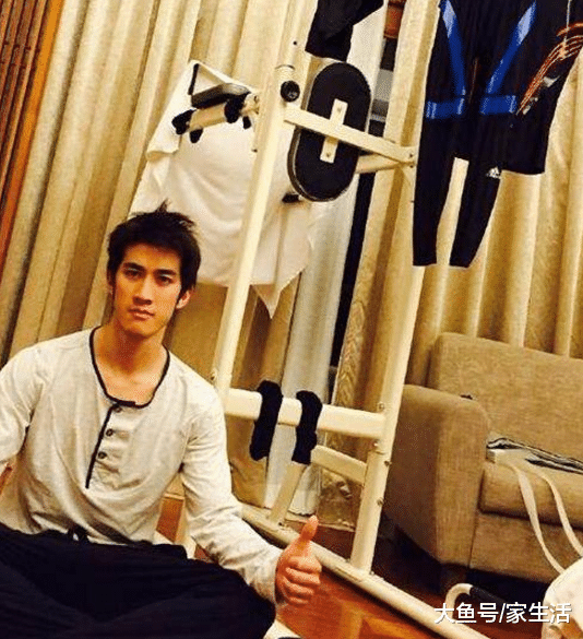 带你看看李治廷的豪宅，袜子衣服直接挂在客厅，生活也太随意了