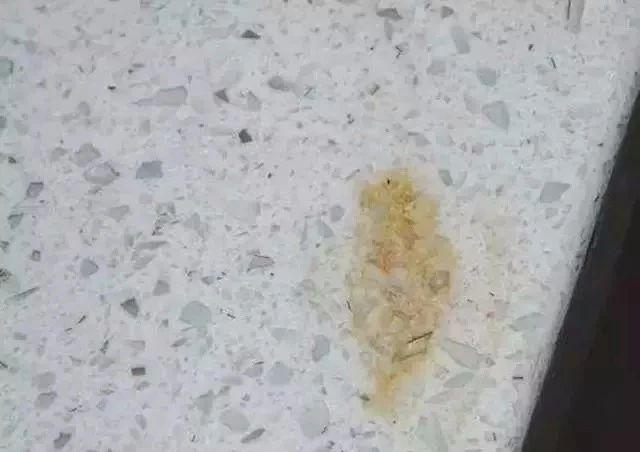 遇到廚房臺面開裂后小伙是這么處理的，學會后感覺白活20多年了