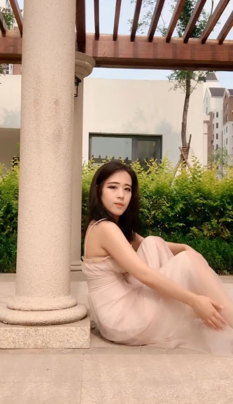 []会瑜伽的美女走到哪都不忘记练习