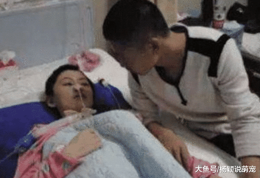 男子苦苦守候植物人女友两年，感动众人，女友醒来的第一件事，却是报警