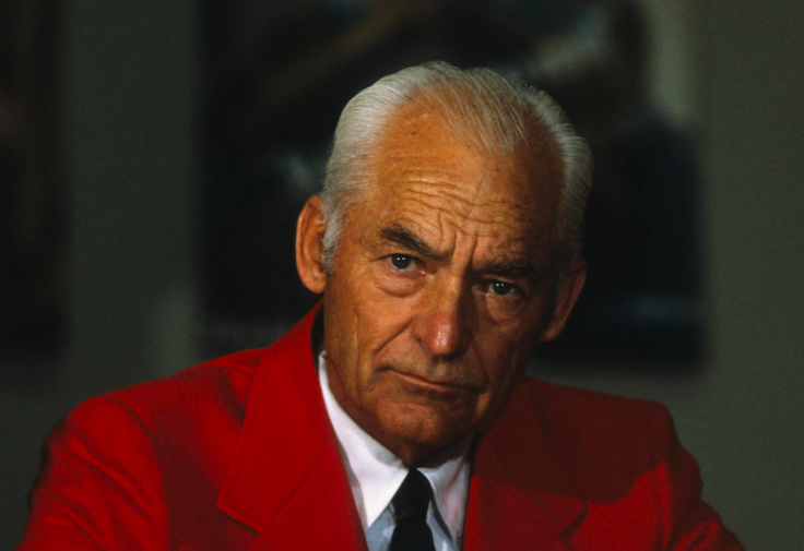 从夫妻店起家到全球1万家店，他资产6943亿资产，经商秘诀靠这5招