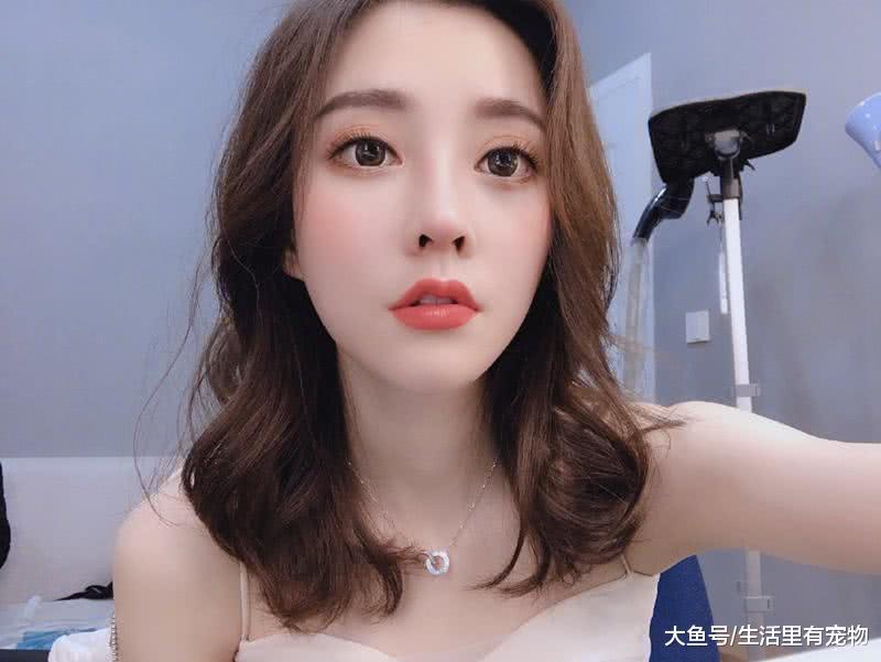 冯提莫直播有多野? 直接跑去了警察局直播, 和这两位大人物坐一起