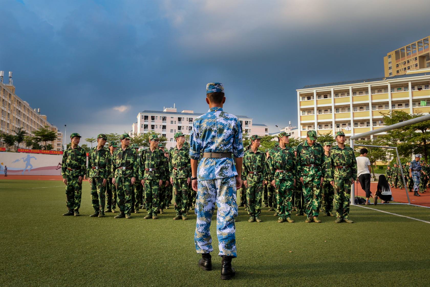 大一新生军训，这2类衣服一定不要穿，来自学长的忠告
