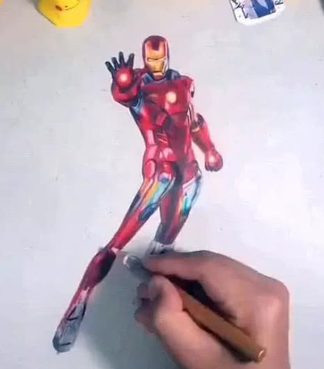 美术生画钢铁侠，开局嫌姿势难看，看到对折后：爱你不止三千遍