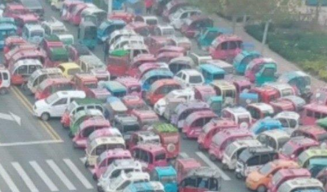 一小学附近道路被数百辆老年代步车占领, 场面堪比春运高速堵车