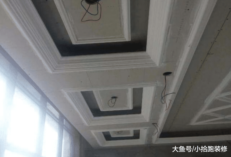 师傅说石膏线这样安装，才是最省心的，可朋友却说麻烦很大