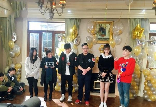 参观沈梦辰在上海的豪宅，直接在半山建别墅群，房子造型像城堡