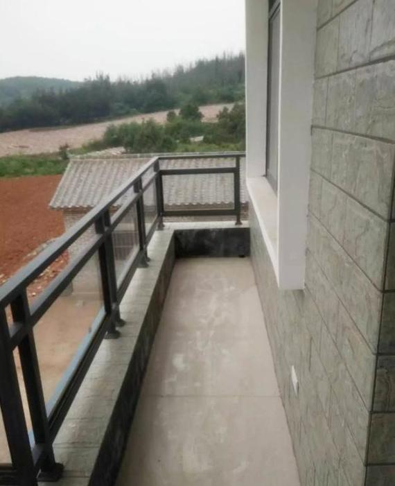 妹夫回农村盖了栋小洋楼，花费了50多万，不过孤零零一栋瘆得慌!