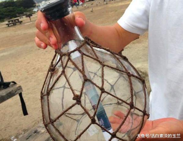 游客海滩捡到漂流瓶，里面只有一张纸，看到内容游客满足他的心愿