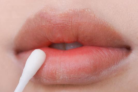 别再傻傻的直接涂口红，化妆师教你一招，口红一整天不沾杯不沾牙