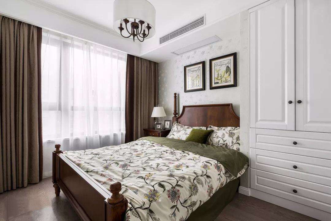 140平四居室简美式风装修，客厅电视背景墙能收纳又不压抑，挺好