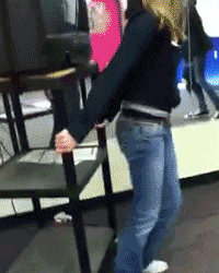 爆笑GIF：要打篮球你就正儿八经的打，你拉倒篮架干啥？