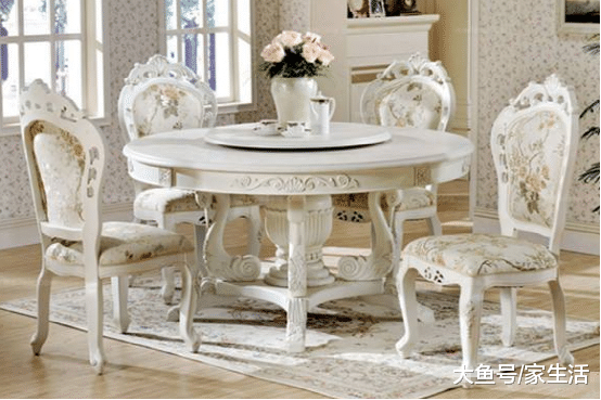家里应该如何选择餐桌？形状选圆形还是方形？师傅一一来解答了