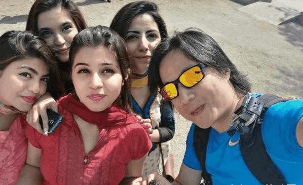 中国游客离开巴基斯坦时, 送了女导游这个礼物, 导游哭了