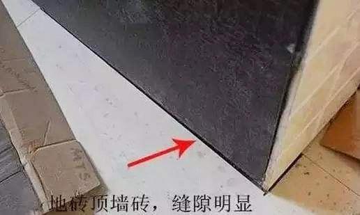 卫生间贴瓷砖，为啥下面要留空一排？老师傅：必须这样做，好处多