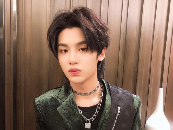 黃明昊機場被包圍，粉絲搶拍…下秒手機被助理打掉，怒斥：讓開