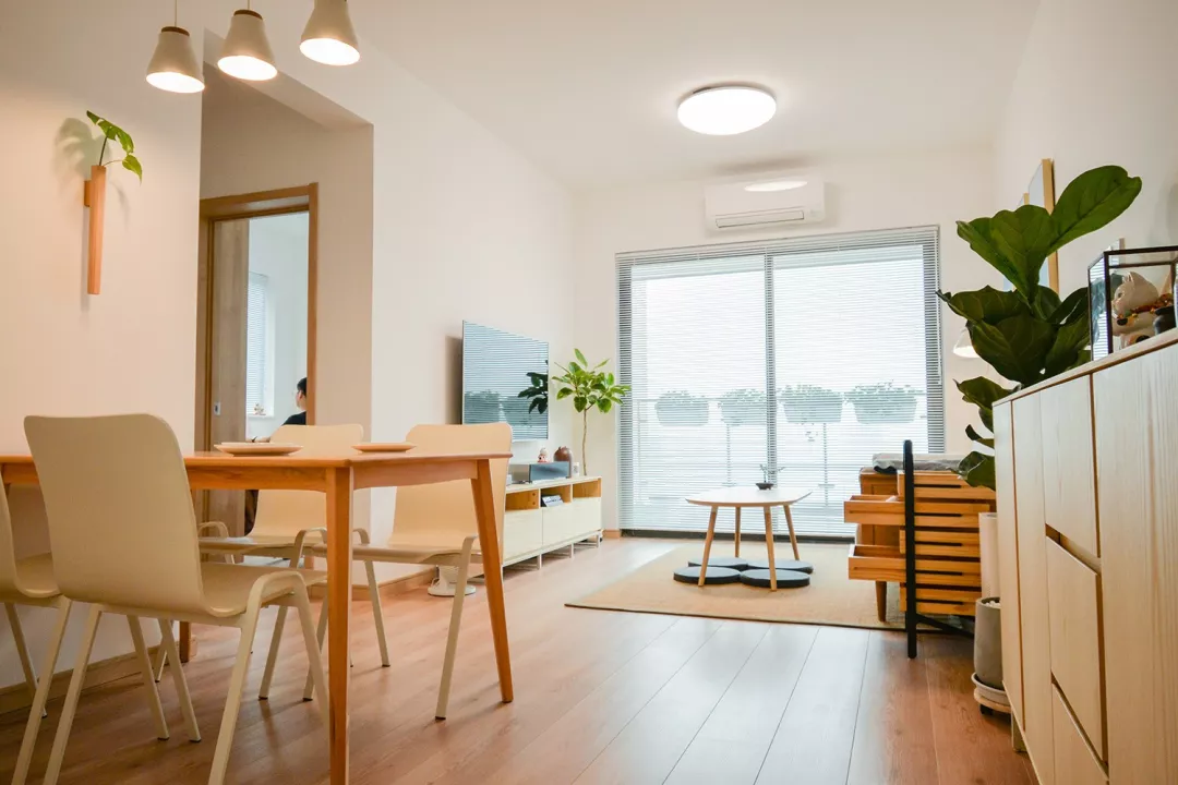 64平的日式风小户型二居室，木色加白色带来温馨感