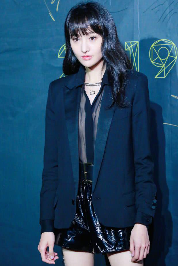 郑爽彻底豁出去了,直接拿"黑丝"当上衣穿,网友:太透明了!