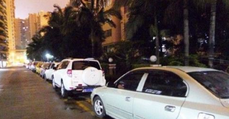 女子晚上下班回家，发现车里有身影，凑近查看后，女子慌了神