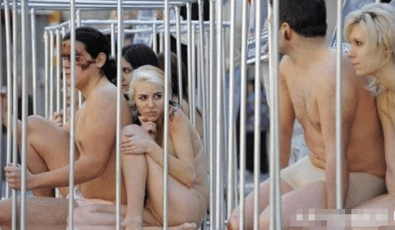 外国街头为啥常见男女被关进铁笼？放置街头任人观摩，原由让人心疼