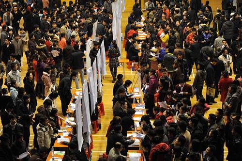 打工的人，辛苦一年，一半的钱都给了房东，你怎么看？