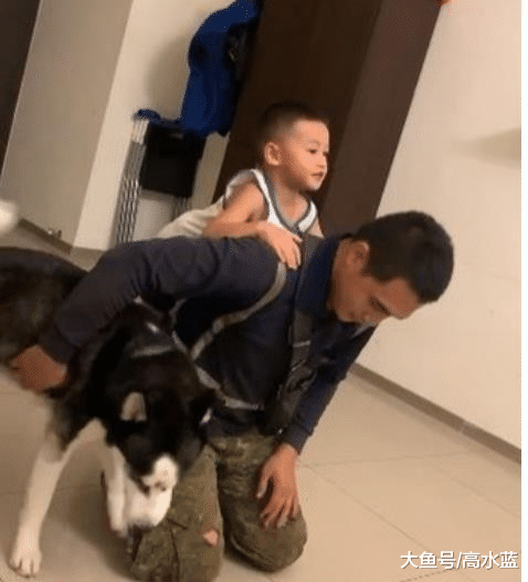 爸爸回来了！月月狂撞怀里讨抱，亲儿子被晾一边小脸超委屈