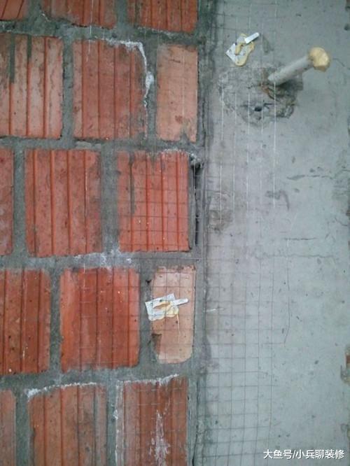 原来新砌墙一定要挂了铁丝网再抹灰，我家不小心又被工人坑了！