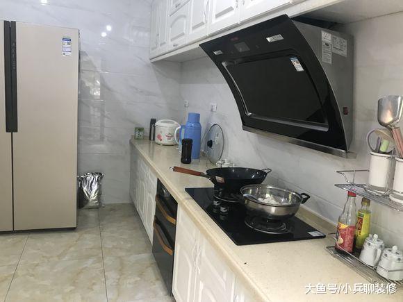 新房装修老婆硬在厨房装口锅，改不了的农村习气，朋友看了笑喷！