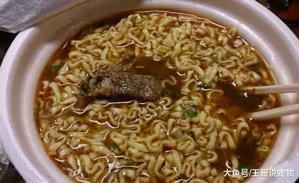 为什么泡面是救灾首选，却不能当军用干粮？兵哥哥说出了实情