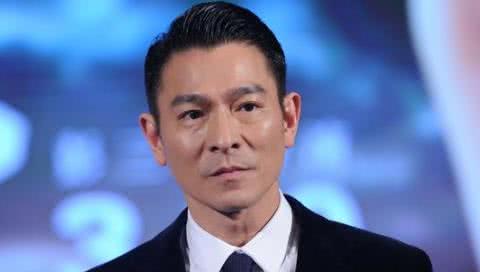 刘德华|一辈子只唱红两首歌,却点评刘德华唱功不行,网友:谁给的勇气?