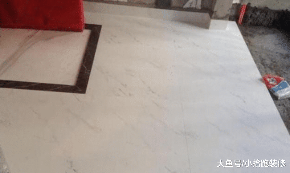 商家說爵士白地磚，用白水泥鋪效果才好，師傅得知后很無奈