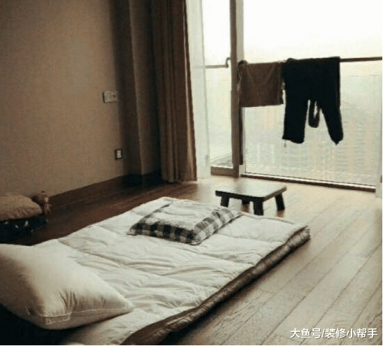 郑爽现实中的家，这个书架设计很有特色，平时没事就在家看书