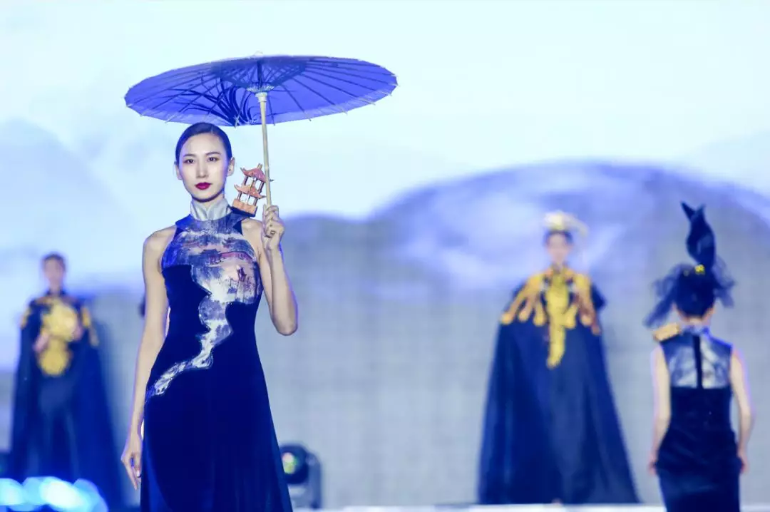 百架无人机 点亮周口夜空