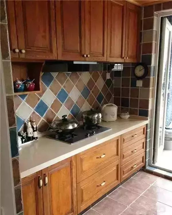 老爸用砖砌橱柜，效果真不赖，邻居们看了都来找我爸帮他们砌