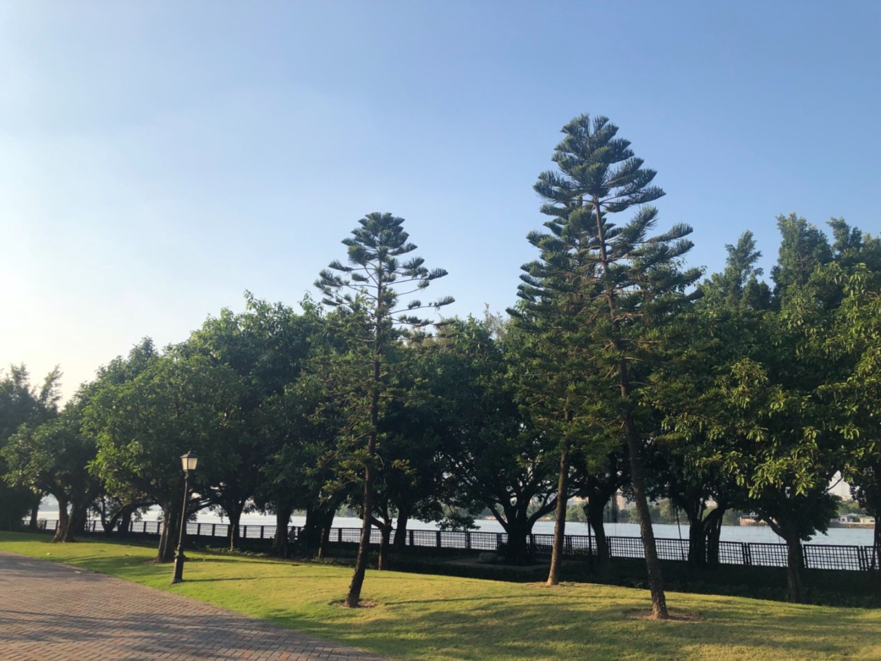 躺在浴缸里看江！一盏灯10多万，揭秘岛尖2000万豪宅