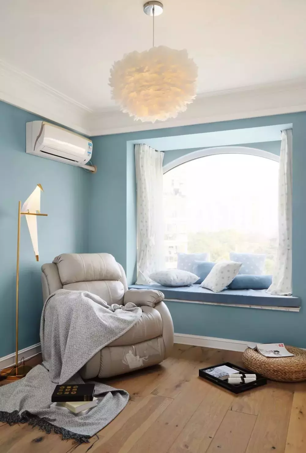 小戶型有飄窗的，可以加上一層坐墊，更加舒適