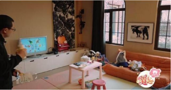 梅婷晒出现实的豪宅，家里杂物凌乱地摆放，一看就很少收拾