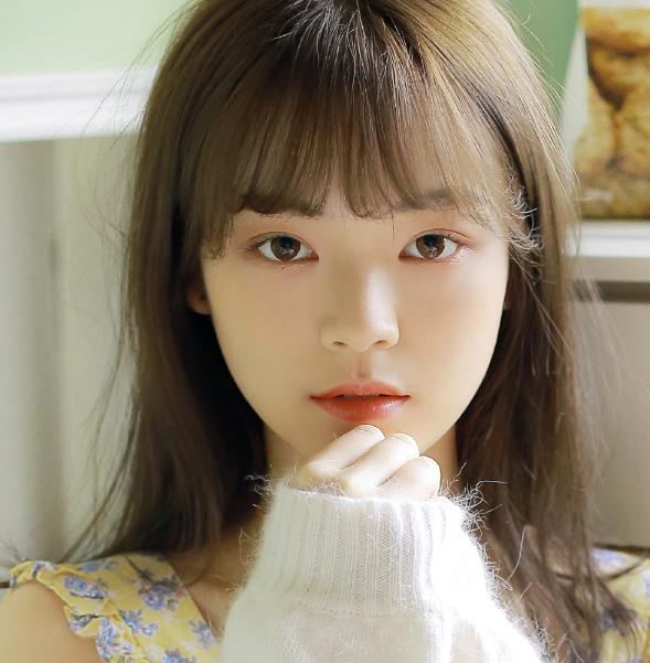 长发飘飘的小姐姐，青春靓丽，稚气俊秀