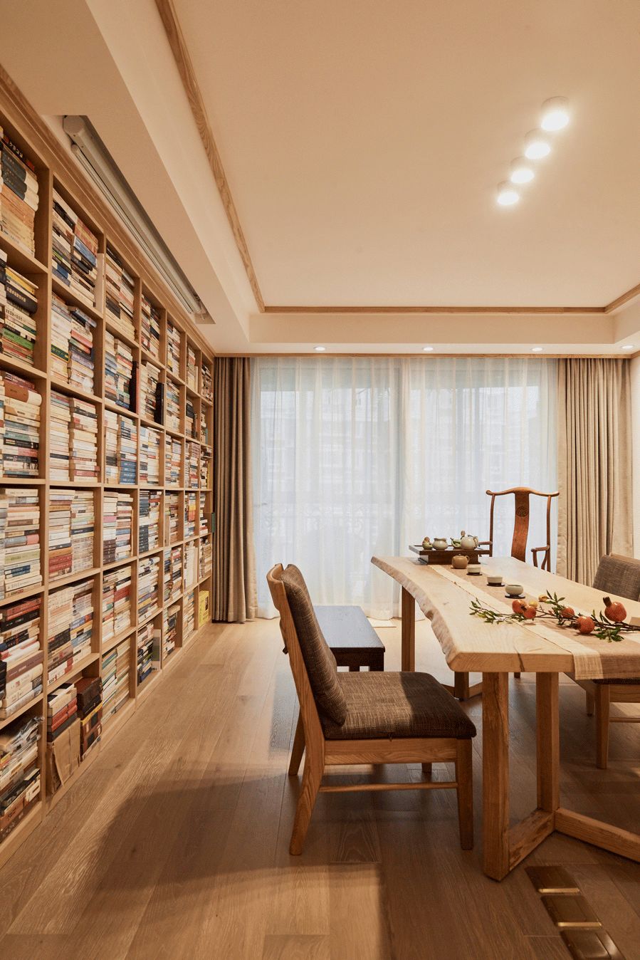 130㎡原木简约，客厅没沙发，满屋是书架，教授家就是不一样！