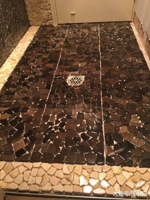 卫生间改造，老公死活不同意！趁他出差铺鹅卵石，邻居踩点来参观