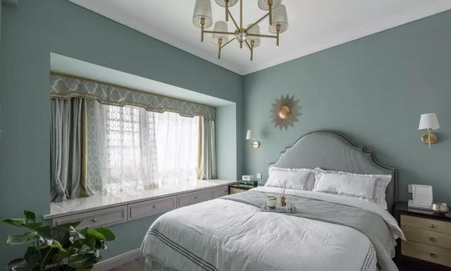 买的新房三居室，美式风装修，厨房选用蓝灰色橱柜，时尚，大气